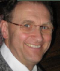 Kurt Reithofer lächelt seitlich in die Kamera