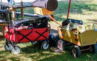 Drei Handwagen voller Instrumente