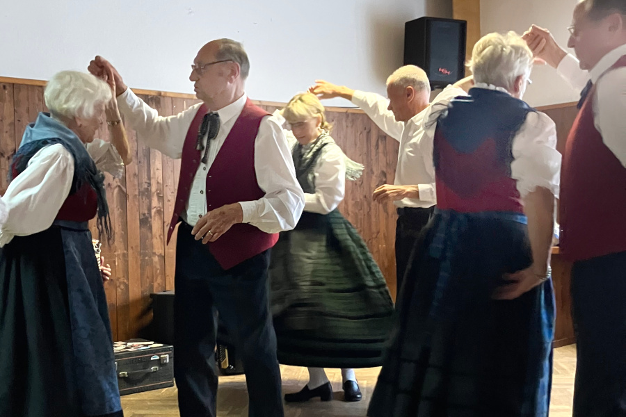 Tanzende 3 Tanzpaare