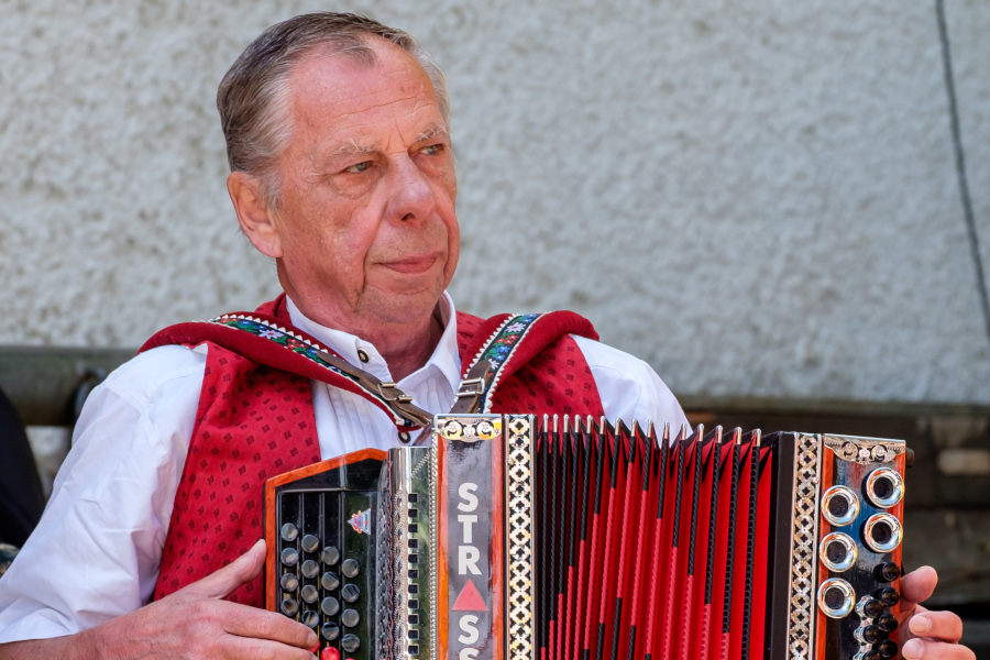 Ernst Leipold mit einer steirischen Harmonika