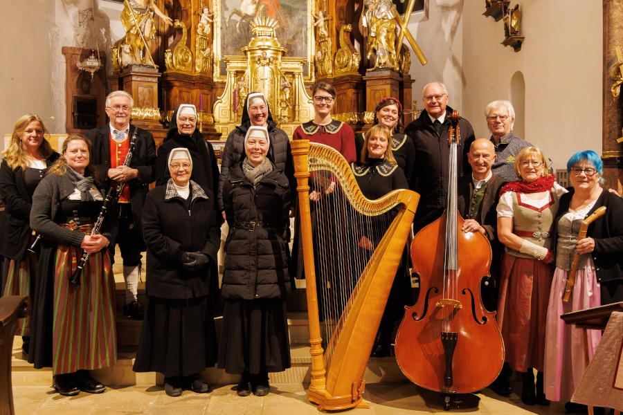 Sängerinnen, Musikantinnen und Musikanten im Altarraum